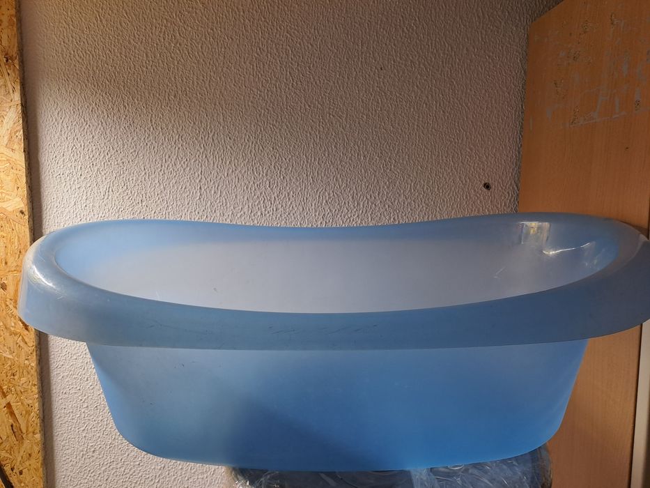 Banheira azul de Bébé e oferta 34 fraldas