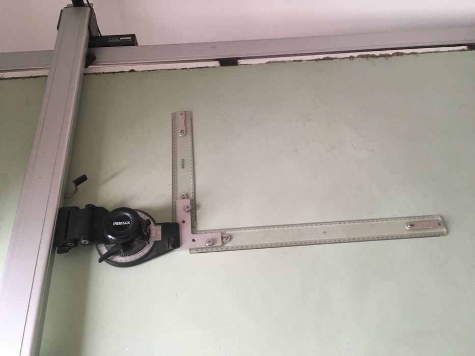 Ofereço mesa estirador de desenho com máquina de desenho