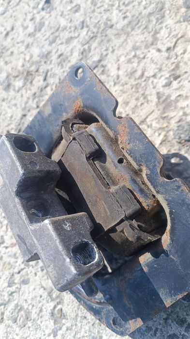 Подушка двигателя левая Крайслер Стратус Dodge Cirrus