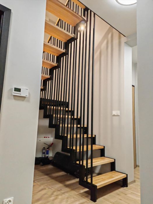 Schody, balustrady na konstrukcji metalowej, stalowej