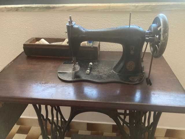 Máquina de costura SINGER antiga a funcionar