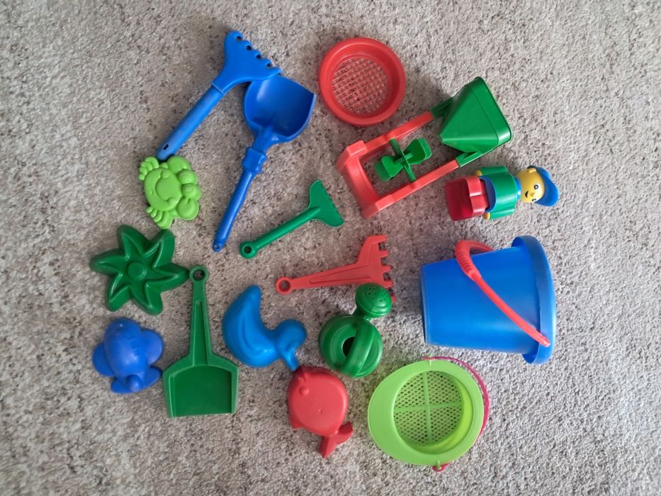 Zestaw zabawek do piaskownicy wiaderka łopatki foremki młynek