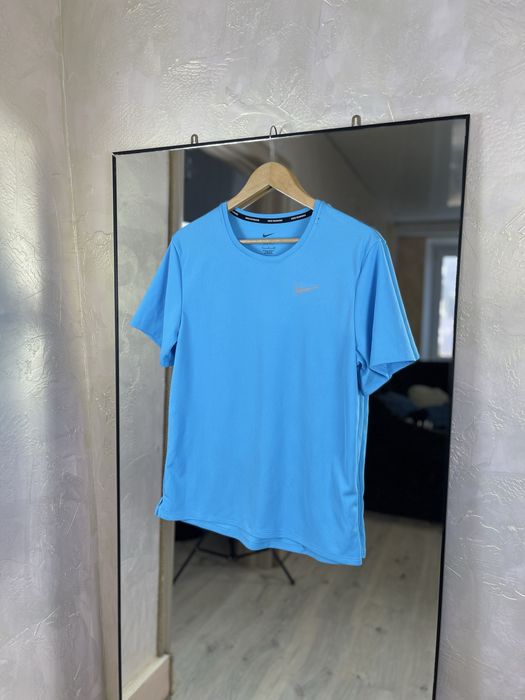 Блакитна бігова футболка Nike Running Dri-FIT: легкість та комфорт