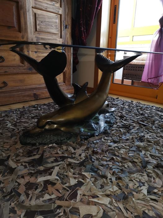 Mesa de vidro com golfinhos