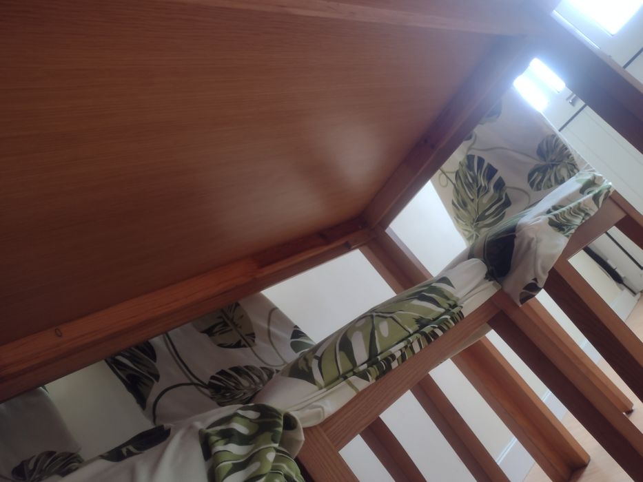 Mesa em madeira e  6 cadeiras para sala de jantar