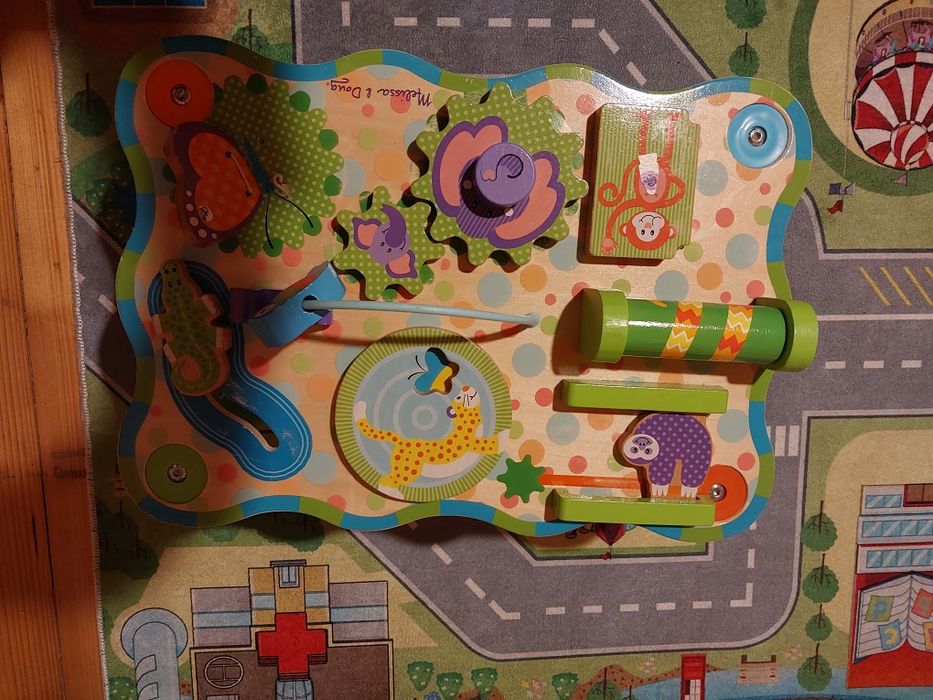Drewniany stoliczek edukacyjny Melissa&Doug