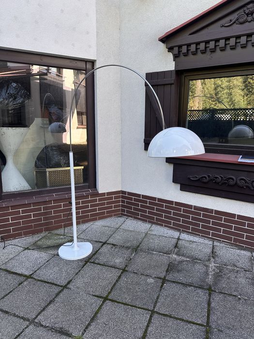 Mid century Oluce lampa łukowa Coupe. Projekt Joe Colombo. Lata 70-te