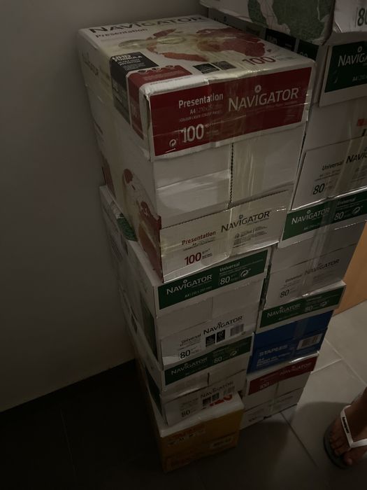 SO HOJE  47 resmas de papel  9 caixas .160 euros