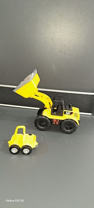 Brinquedo escavadora e mini carro CAT