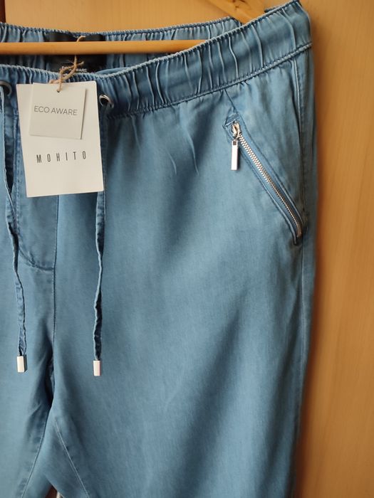 Spodnie typu joggery.