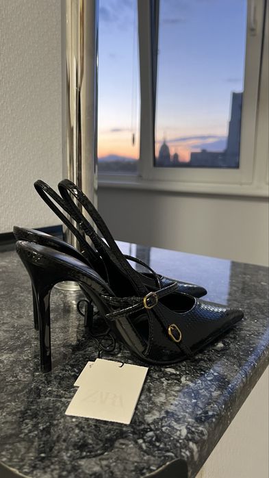 нові босоніжки ZARA