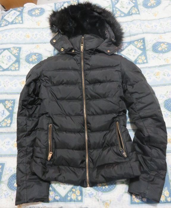 Casaco de penas preto com capuz