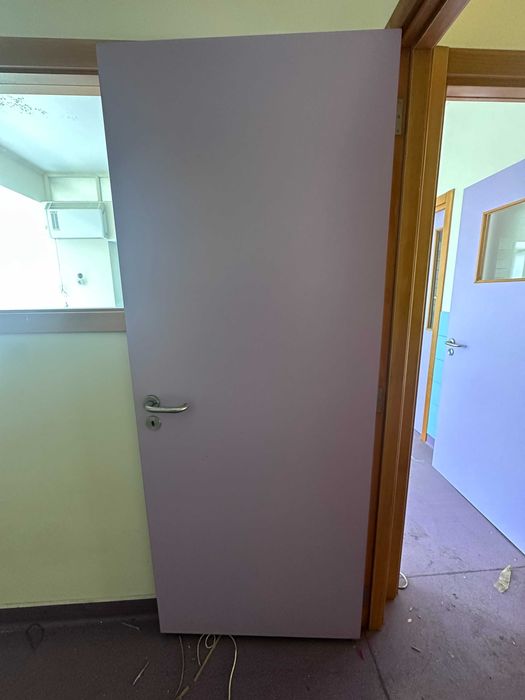 Portas verdes, azuis e lilazes.