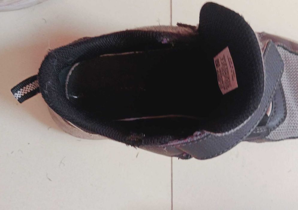 Ténis Reebok velcro tamanho 34
