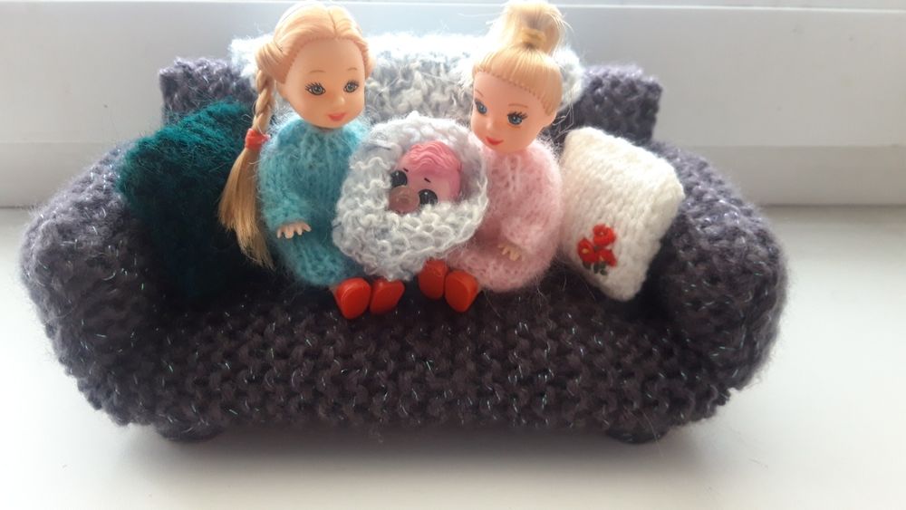 Диванчик для кукол, вязаный