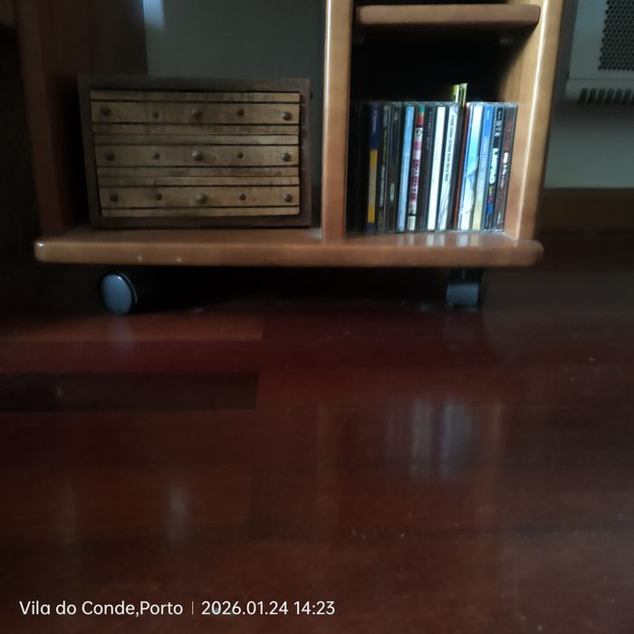 Móvel em madeira maciça castanho.