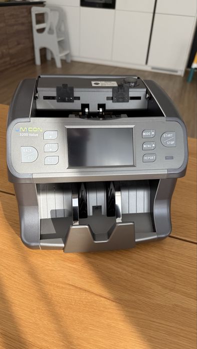 Лічильник банкнот Umicon 3200 Value з визначенням номіналу