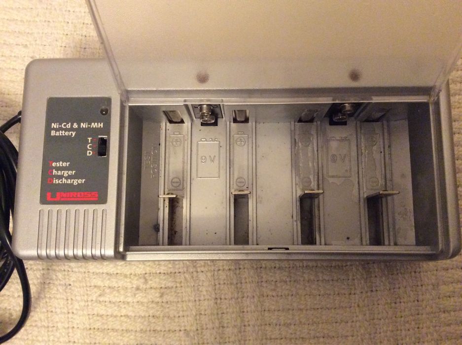 Ładowarka do akumulatorów Uniross