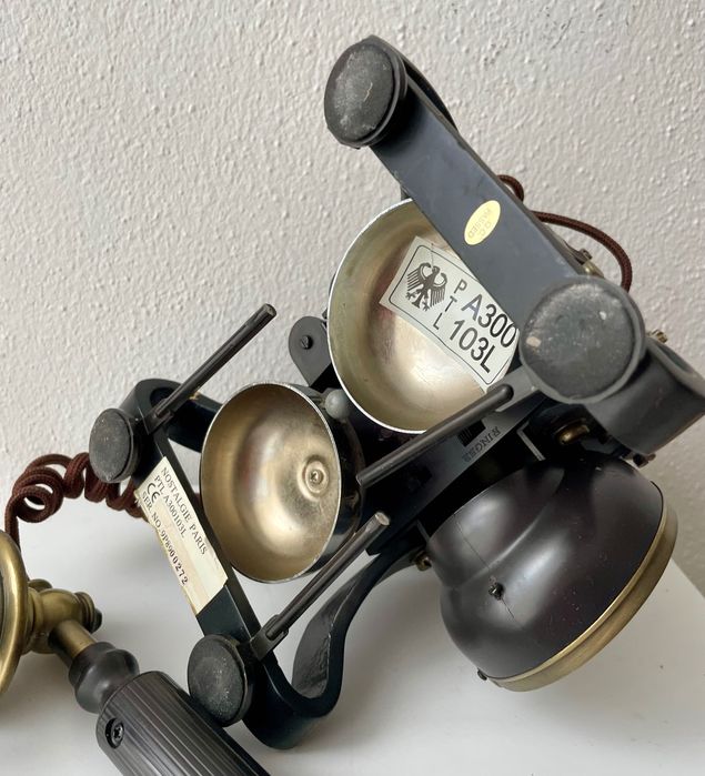 Ретро телефон . Старий. Тяжкий.