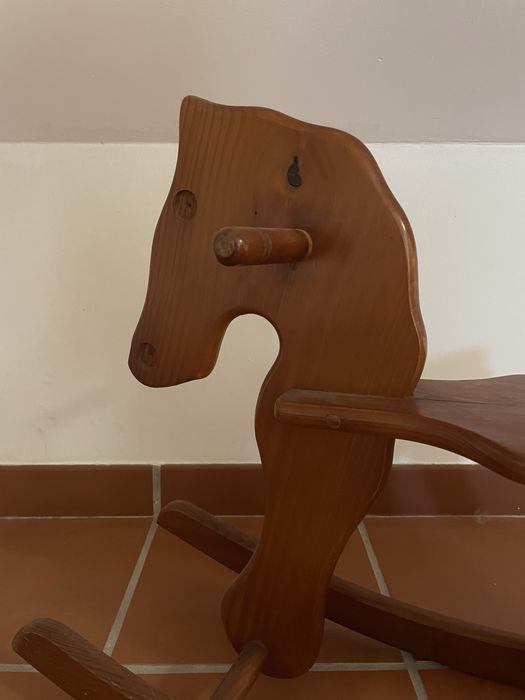 Cavalo de madeira de criança