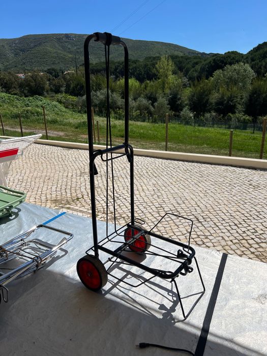 Carrinho de transporte metálico com rodas