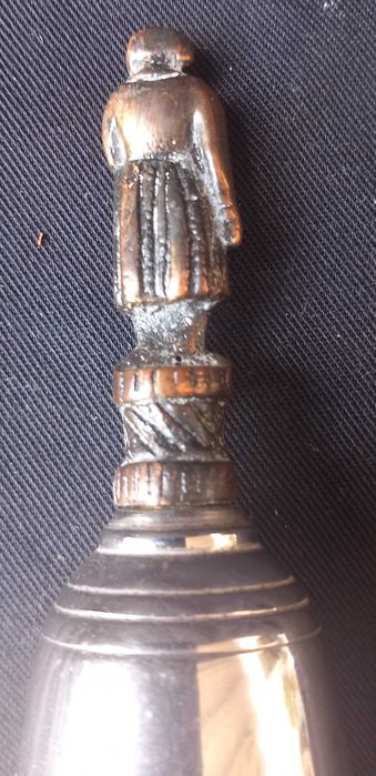 Sino de mesa de metal prateado figura de um soldado, estilo clássico.