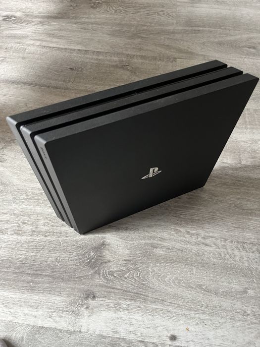 PS4 PRO 1TB+ pad i ładowarka do padów