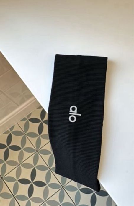 Czarna sportowa opaska Alo yoga