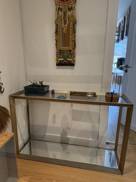 Aparador em ferro e vidro