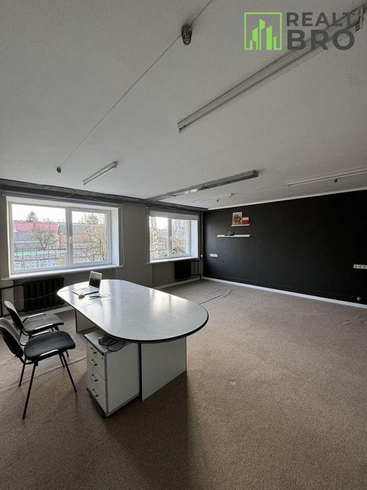 Офіс на Виставці, світло не вимикають