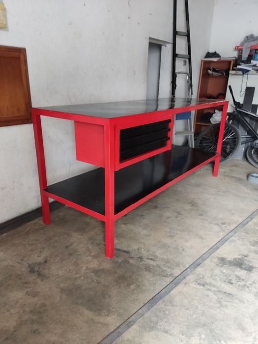 Bancada de trabalho com gavetas