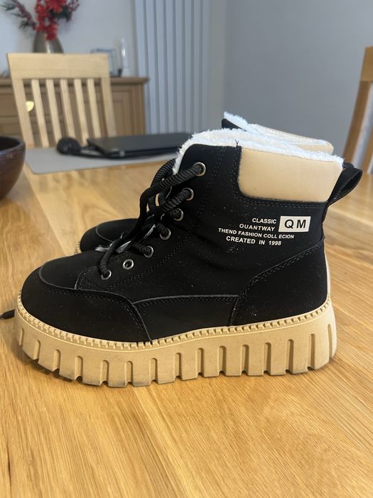 Czarne buty z futerkiem na grubej podeszwie. Sneakersy 39 /24 cm