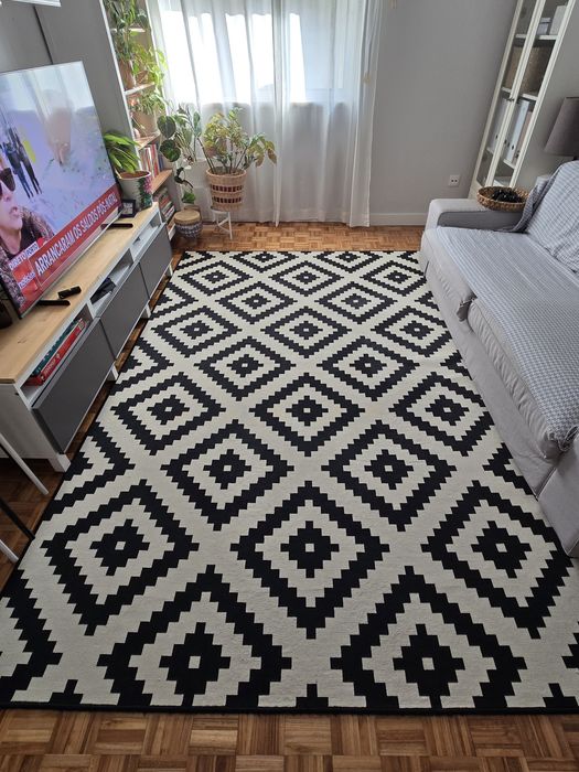 Tapete LAPPLJUNG RUTA da IKEA com padrão geométrico 200x300