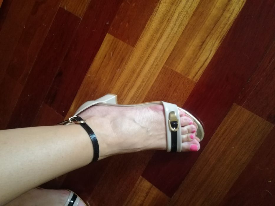 Sandálias da Seaside , beje e preta em verniz