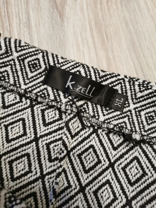 Spódnica mini w symetryczny wzór rozmiar XL