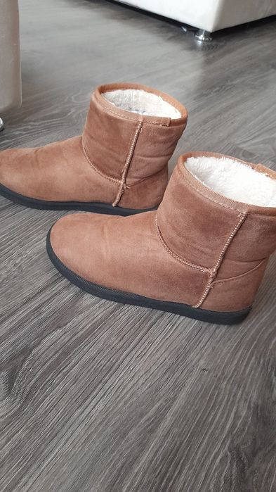 Уги зимові коричневого кольору