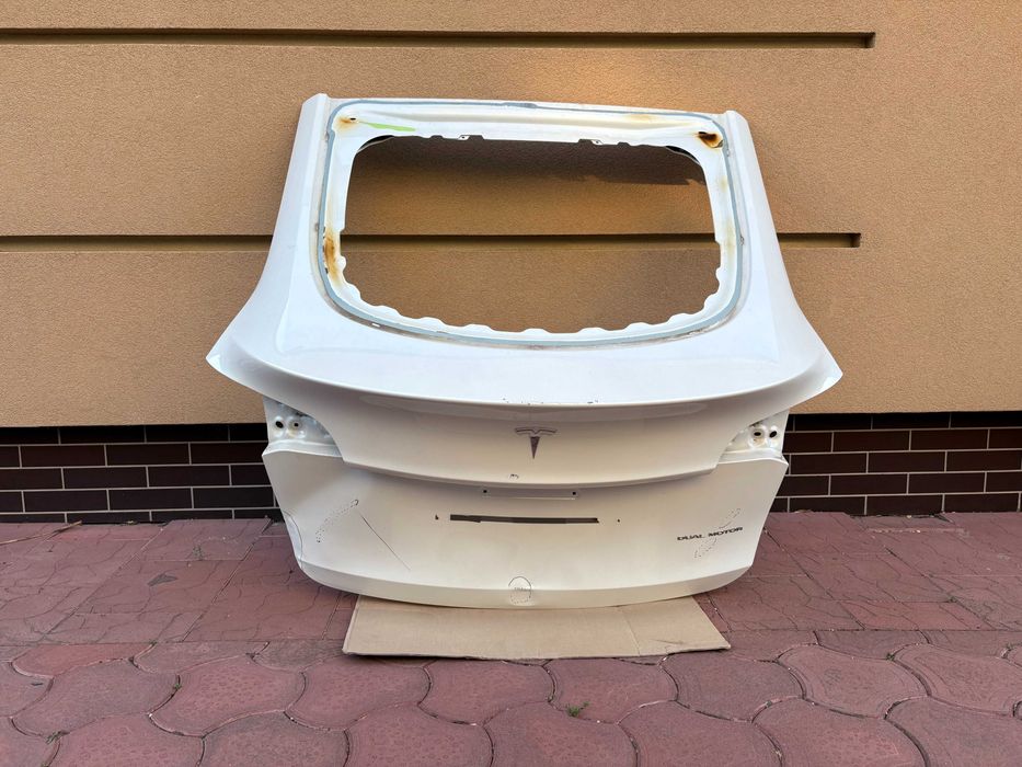 Кришка багажника Tesla model Y