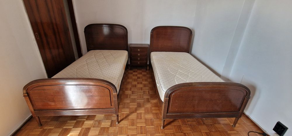 Conjunto de 2 camas, 2 colchões, 1 mesa de cabeceira