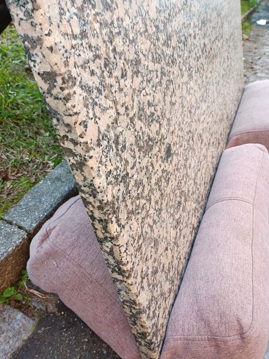 Pedra em granito com medidas: 130/80/3cm.
Exemplar estado de conservaç