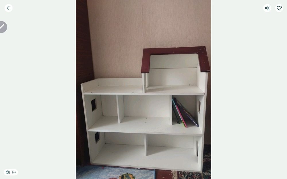 Дерев'яний ляльковий будинок або полиця