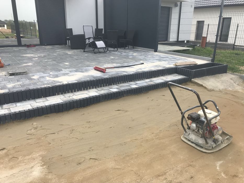 Układanie kostki brukowej, budowa tarasów, drenaże.