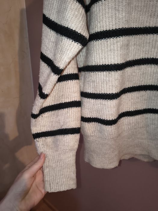 Sweter w paski firmy Sinsay