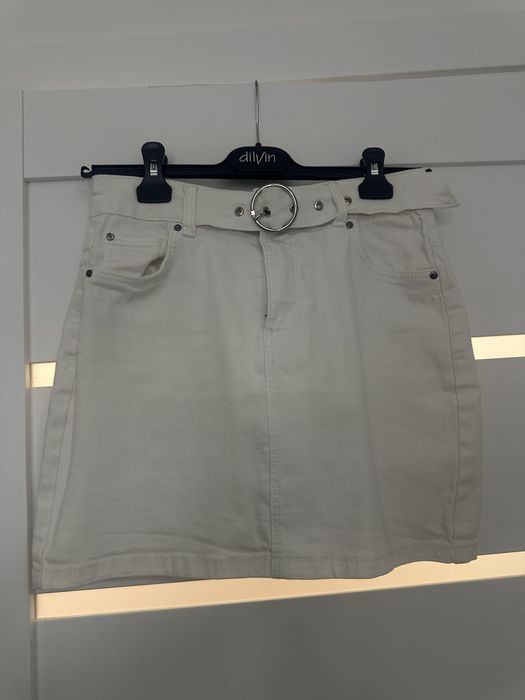 Динсова біла юбка від бренду Bershka, у розмірі S/36