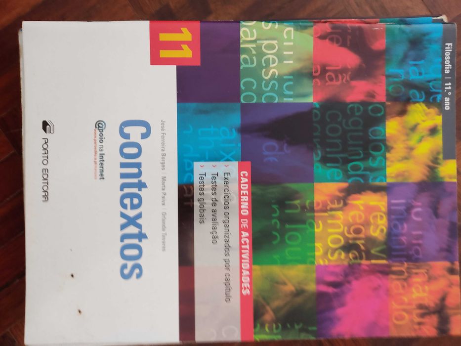 Livros escolares de diferentes anos de ensino e disciplinas