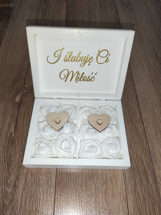 Pudełko na obrączki ze złotymi napisami I ślubuje Ci miłość