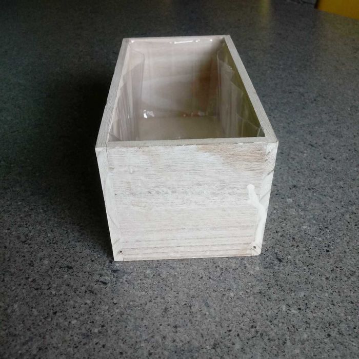 Drewniana osłonka, skrzynka z ozdobnym uchwytem