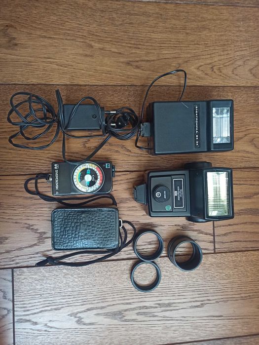 Zestaw aparatów fotograficznych analogowych, obiektywów i akcesoriów