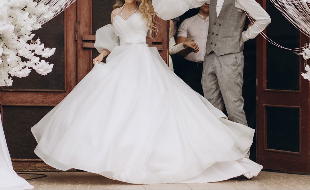 Продам весільну сукню