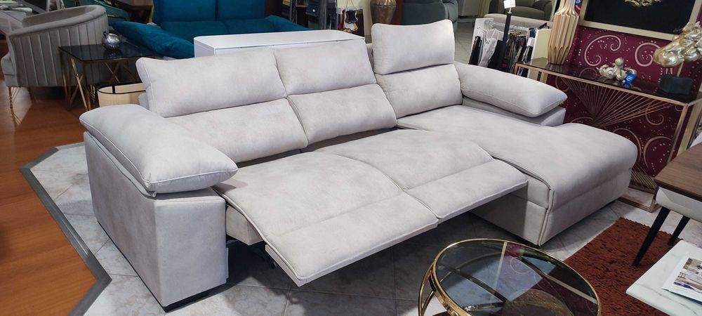 Sofá chaise com baú elevatório + 2 puffs NOVO
