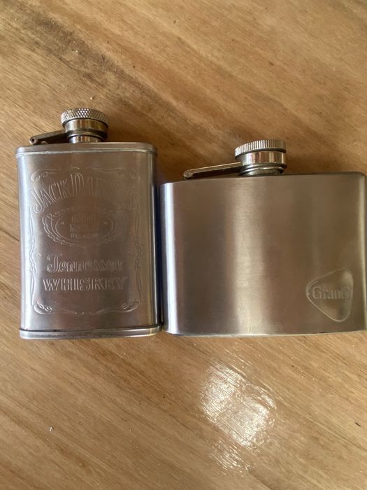 Conjunto de duas garrafas de bolso em aço inoxidável, ideais para transportar bebidas.
